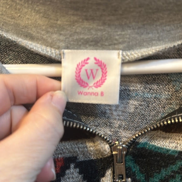 Women’s Aztec print shirt size large. EUC - Picture 3 of 3